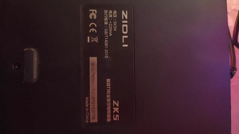 磁动力zk5电竞机械键盘 九成新左右，完美主义者忽扰 背部缺个腿，灯光正常 感兴趣的话点“我想要”和我私聊吧～